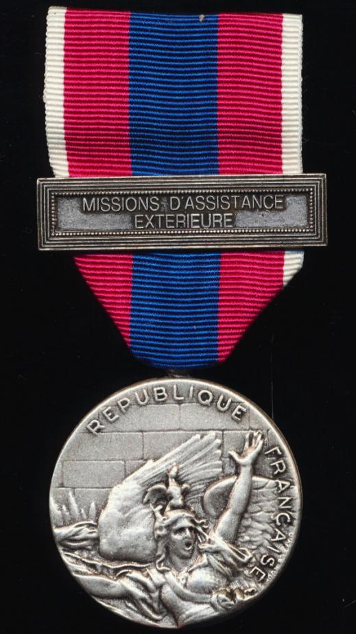 France: National Defence Medal (Medaille de la Defense Nationale). 2nd class variant type with clasp 'Missions D'Assistance Exterieure'