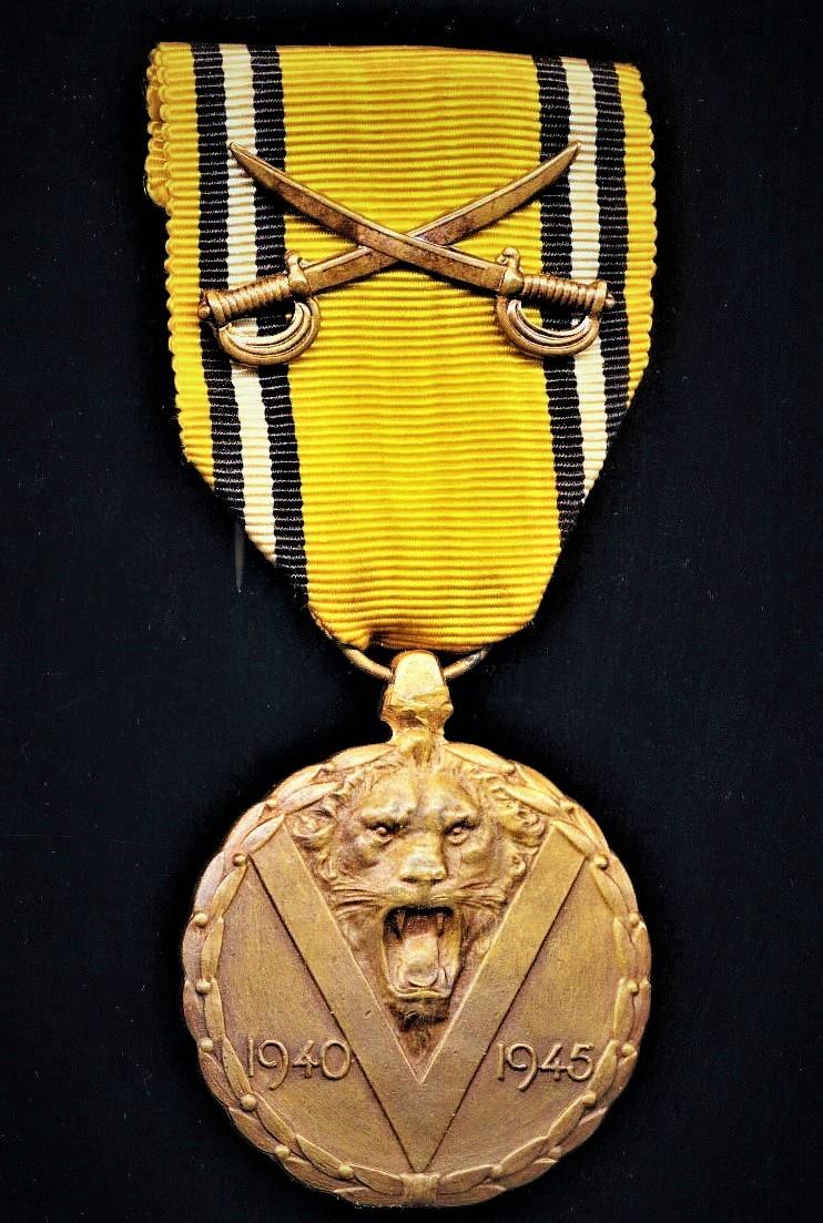 Belgium: War Commemorative Medal 1940-45 (Medaille Commemorative de la Guerre 1940-45) with small size 'Crossed Sabres' emblem