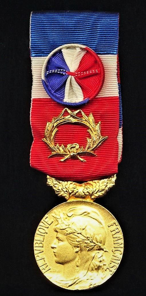 France: Medal of Honour for Labour (Médaille d’Honneur du Travail vermeil). Large Gold issue with silk rosette & gold 'Wreath' on riband. 2nd type