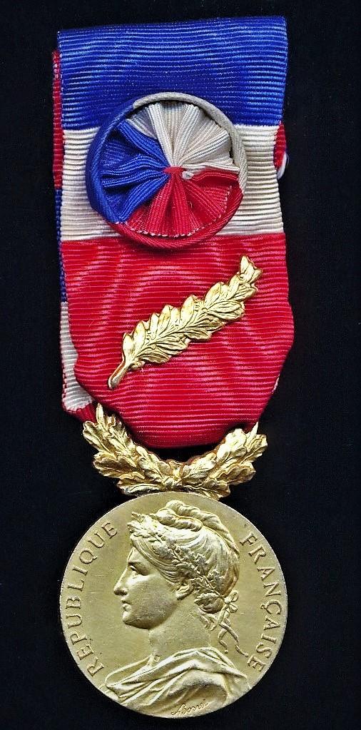 France: Medal of Honour for Labour (Médaille d’Honneur du Travail vermeil). Gold issue with silk rosette & gold 'Palm' on riband. 2nd type  (G. Colli 1963)