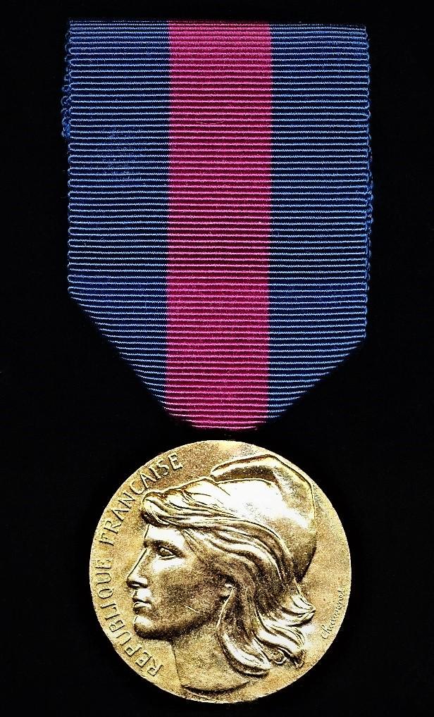 France: Military Volunteers Service Medal (Medaille des Services Militaires Volontaires). 3rd Class, or 'Bronze' grade award