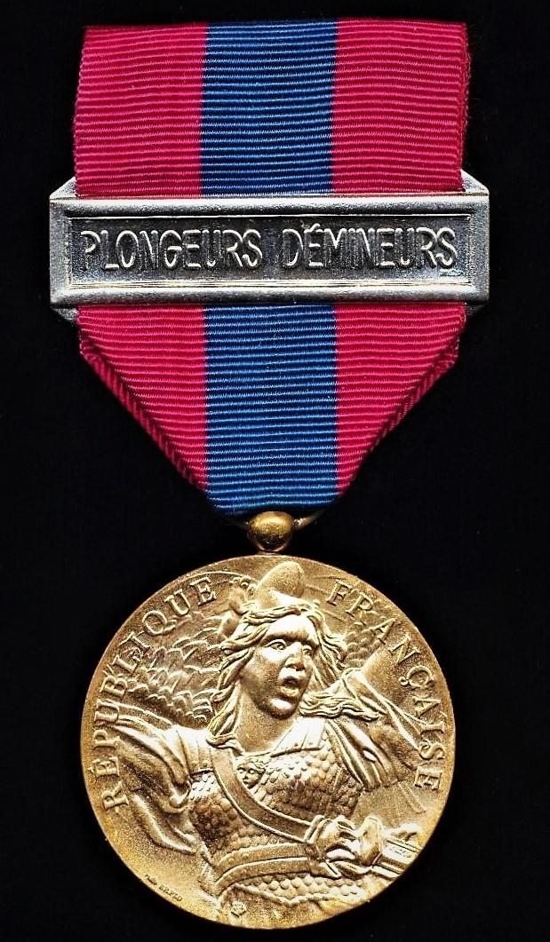 France: National Defence Medal (Medaille de la Defense Nationale). Paris Mint model. 3rd Class, or 'Bronze' grade with clasp 'Plongieurs Demineurs'