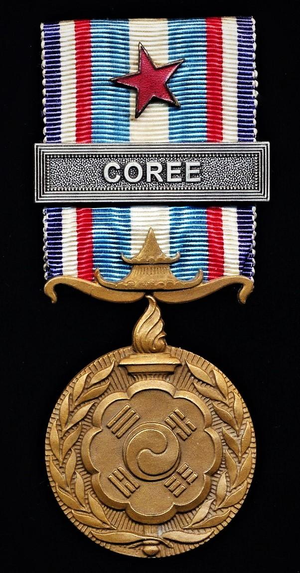 France: Korea Campaign Medal 1950-1953 (Medaille Francaise Des Operations En Coree 1950-1953). With clasp 'Coree' and red enamelled 'Wound Star' emblem