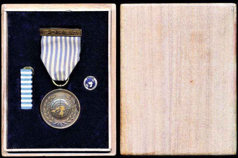 Colombia: United Nations Service Medal. Colombian variant with integral top brooch bar 'Corea'. In Spanish language