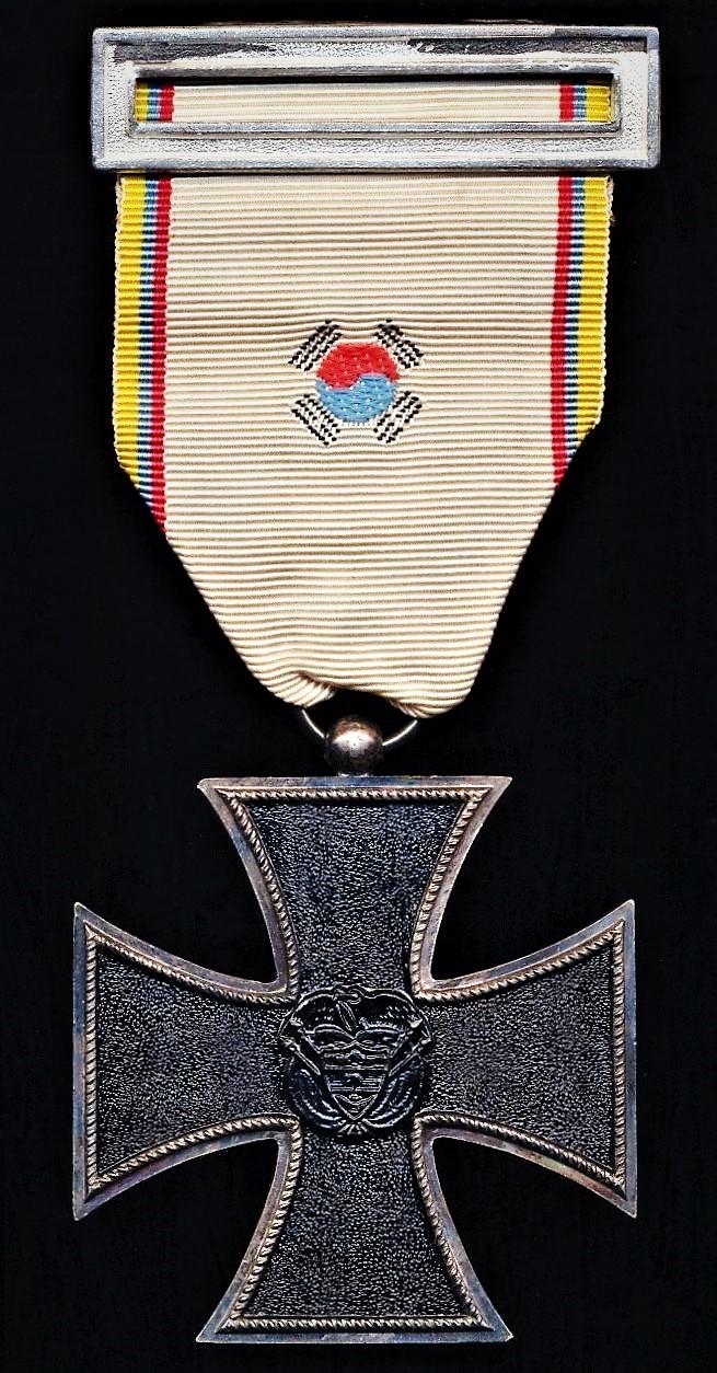 Colombia: Medal for Service in Overseas Wars (Medalla por Servicios en Guerra Internacional). Iron Cross, or 'Cruz di Hierro'