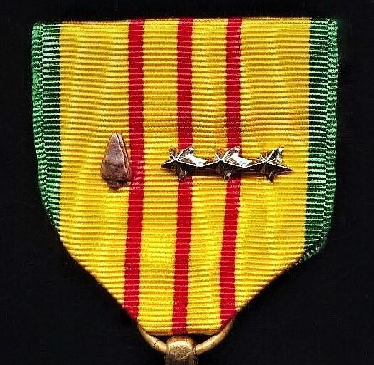 United States: Vietnam Service Medal. With 'Bronze Arrowhead' device & 3 x 'Silver Stars' on riband