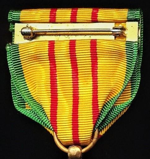 United States: Vietnam Service Medal. With 'Bronze Arrowhead' device & 3 x 'Silver Stars' on riband