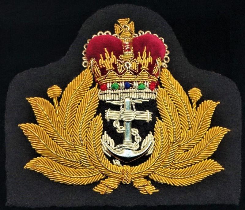 Royal Navy: Captain's and senior officer's cap badge. With EIIR Crown. Wire bullion & cloth cap badge, circa 1953-1970