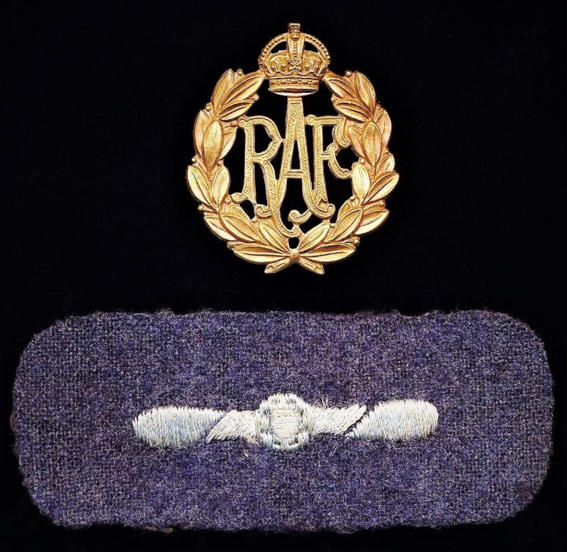 Royal Air Force: Lot Royal Air Force 'King's Crown' cap badge & Leading Aircraftman cloth rank badge