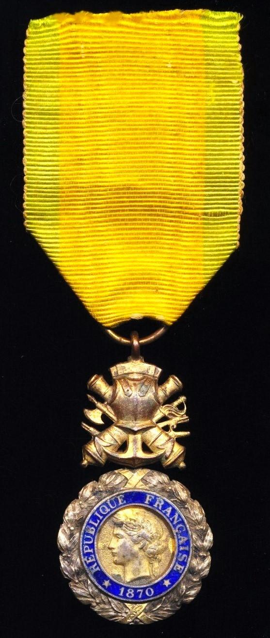 TROISIÈME RÉPUBLIQUE Médaille militaire, sous-officier fme_551554