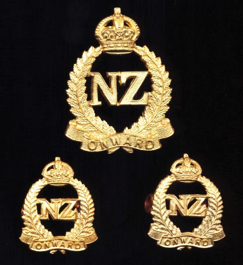 New Zealand (Dominion): Set of General Service, 'King's Crown' gilding metal insignia, comprising Cap Badge (1), and Collar Badges (2). Circa 1939-45