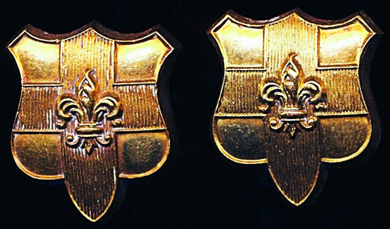 Loyal Regiment (Loyal North Lancashire Regiment): Pair of gilding metal collar badges. Circa 1881-1920