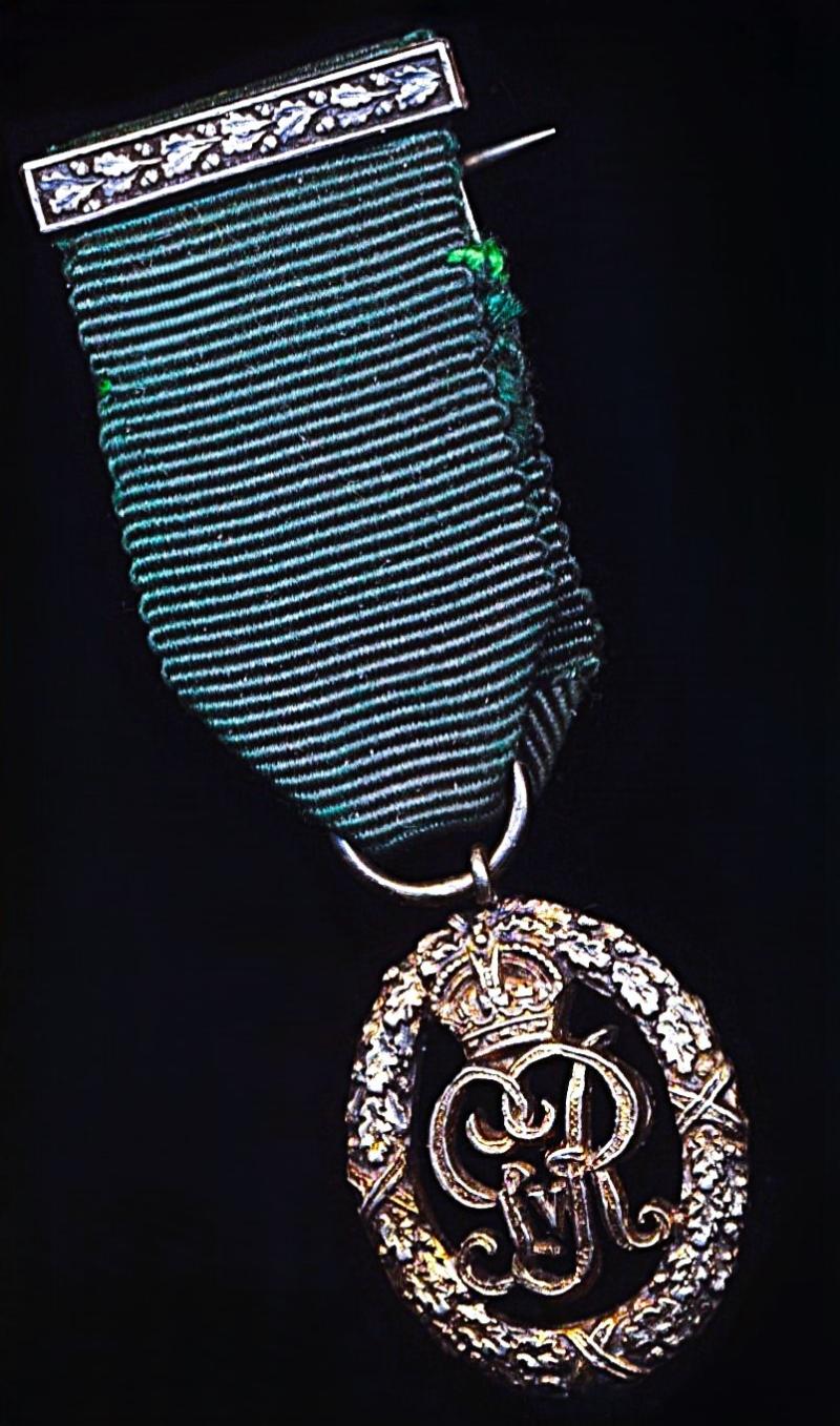 United Kingdom: Volunteer Decoration. With GV obverse cypher and the riband complete with the integral silver top brooch bar (with pin & clasp fittings).