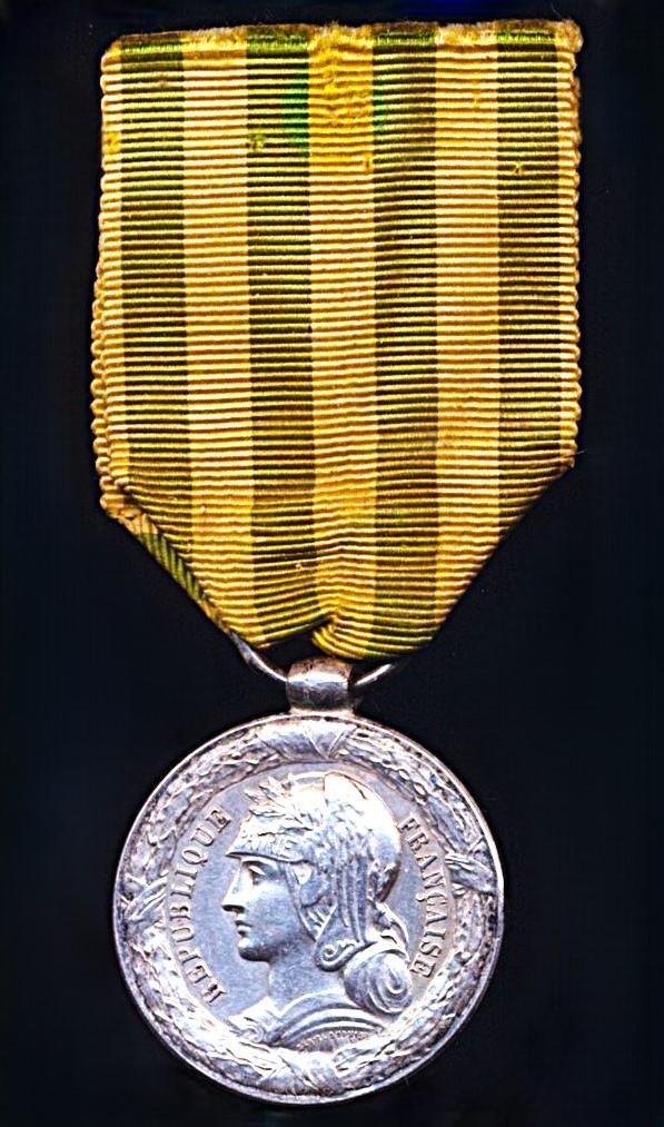France: Tonkin Campaign Medal 1883-85 (Medaille Du Tonkin). Army issue reverse, with six campaign honours