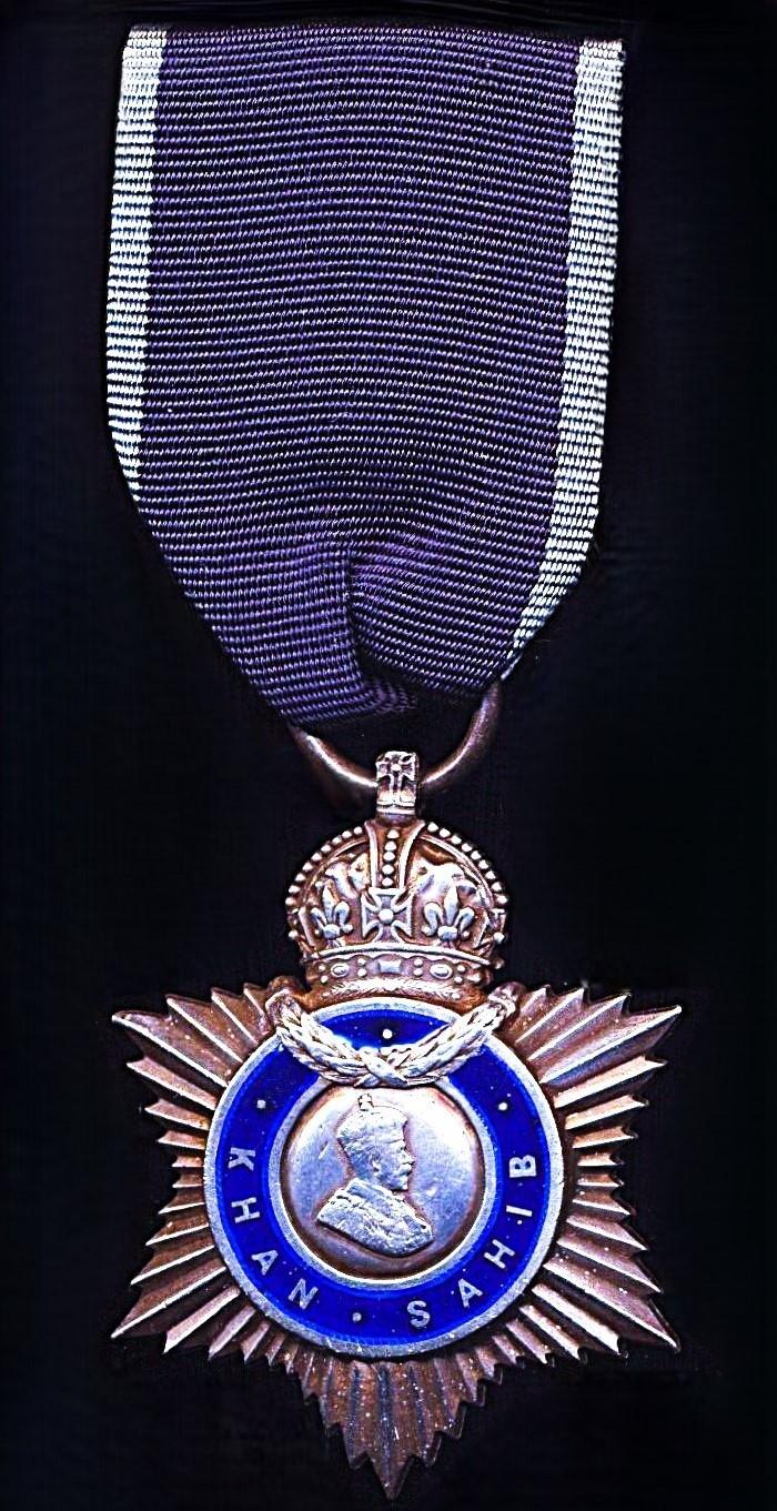 India Title Badge. 3rd Class 'Khan Sahib'. GV issue. Silver and enamel (Sardar Samundar Khan 2nd Jany. 1928)